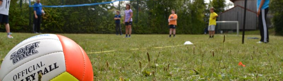 Kinder spielen auf der Wiese