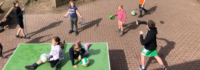 Kinder spielen Tischtennis