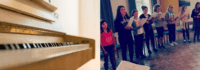 Kinder singen zusammen im Feriencamp