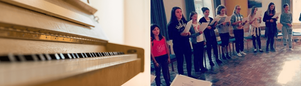 Kinder singen zusammen im Feriencamp