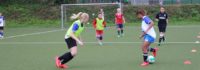 Mädchen beim Fußballspielen