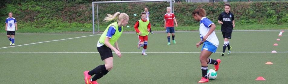 Mädchen beim Fußballspielen