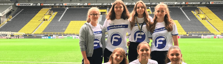 Mädchen im Fußballstadion