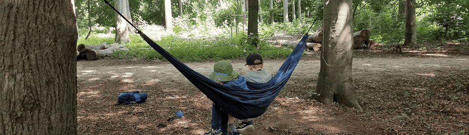 zwei Jungs sitzen in Hängematte