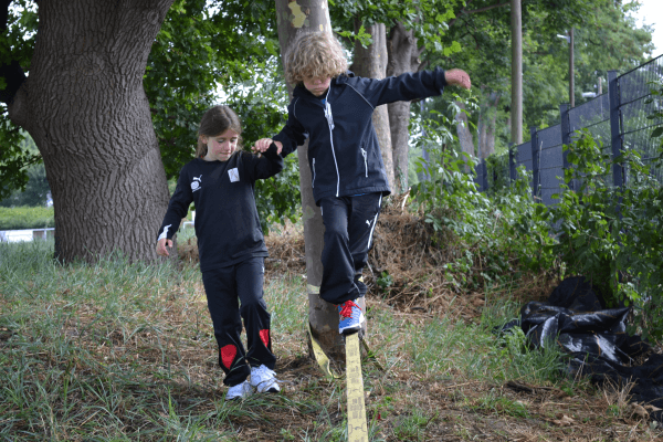 Kinder beim Slacklinen im New Sports Camp