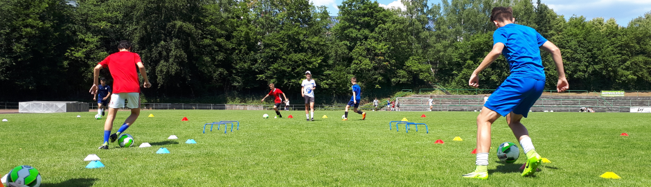 Jungen auf dem Fussballfeld