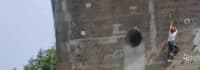 Ein Kind klettert an der Kletterwand