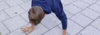 Ein Junge macht einen Handstand