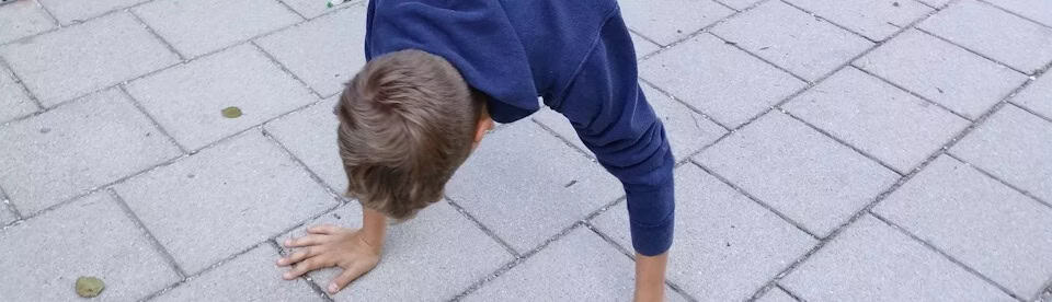 Ein Junge macht einen Handstand