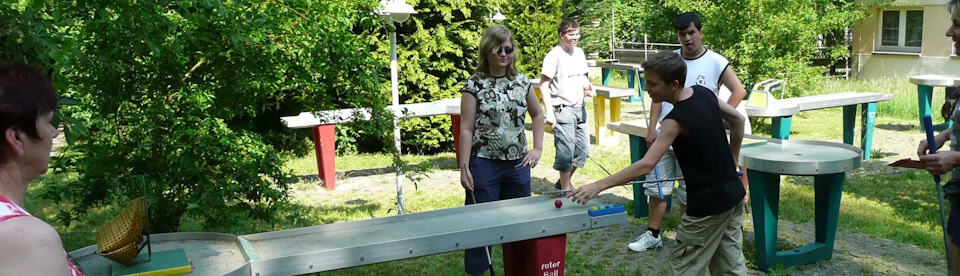 Teilnehmende spielen Minigolfbillard