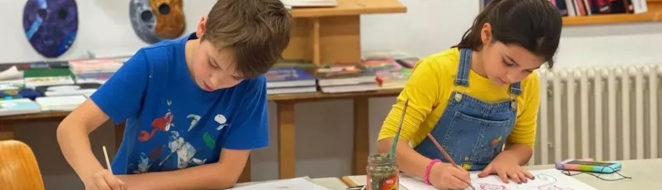 Zwei Kinder am malen