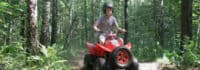 Junge am Quad fahren