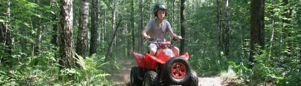 Junge am Quad fahren