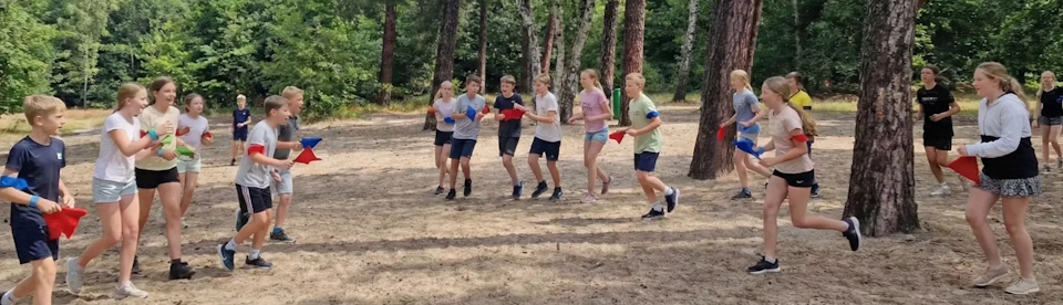 Teilnehmende spielen gemeinsam Spiele