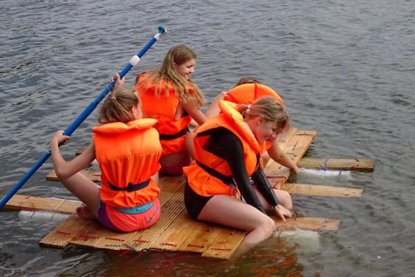 Floßbau und Testfahrt im Englischen Sportcamp am Störitzsee