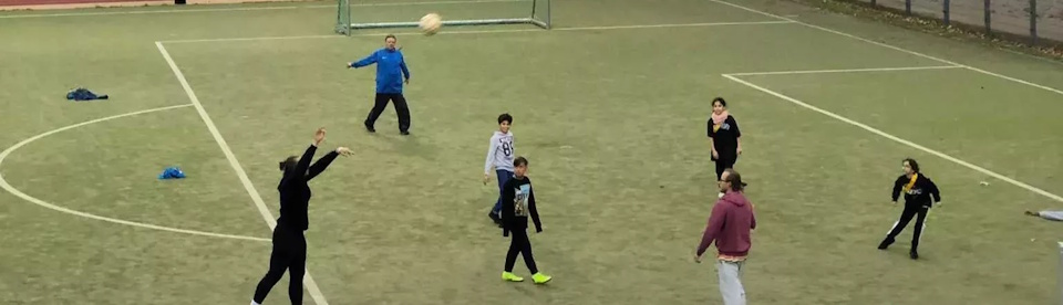 Teilnehmende beim Fußball spielen