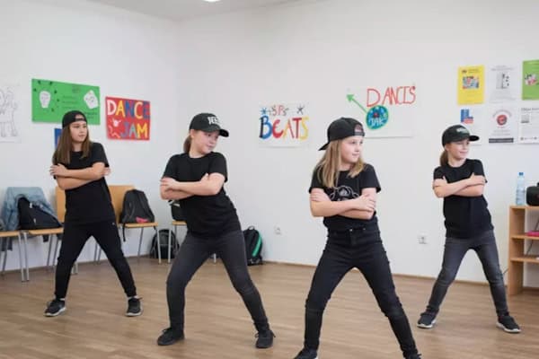 Teilnehmer tanzen gemeinsam im Tanz Daycamp