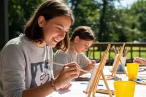 Kinder beim Malen auf der Leinwand