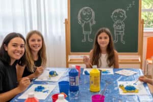 Mädchen bei einem Kreativworkshop