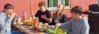 Jugendliche essen gemeinsam