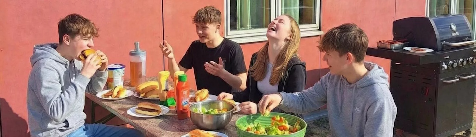 Jugendliche essen gemeinsam