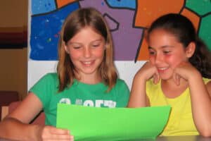 Zwei Mädchen verbessern ihr Englisch