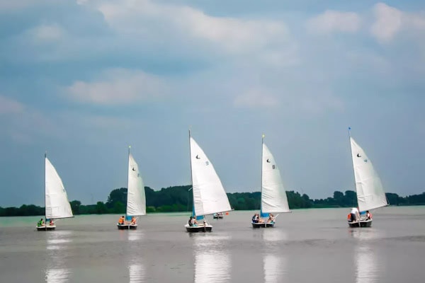 Segelboote im Segeln Daycamp Majuwi