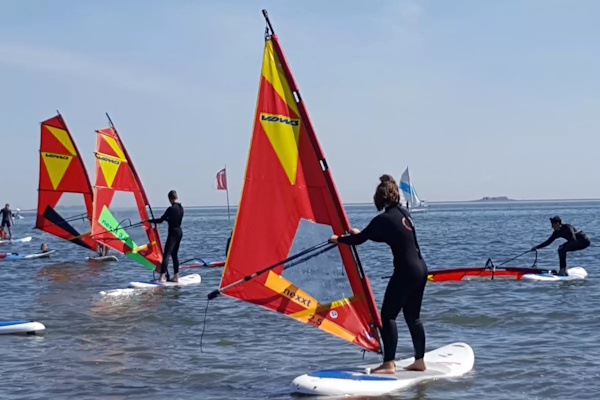 Teilnehmer am Surfen im Englisch Surfen Daycamp