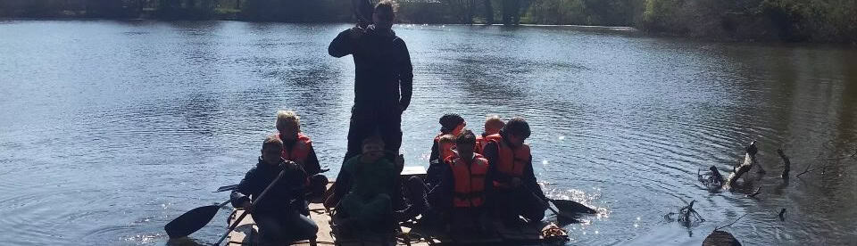 Kinder auf einem Floß