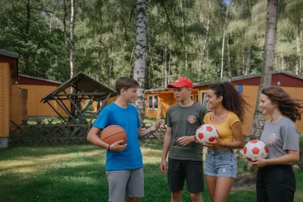 Teilnehmer mit Bällen im Actioncamp mit Englisch