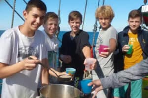 Gemeinsames Essen auf Deck