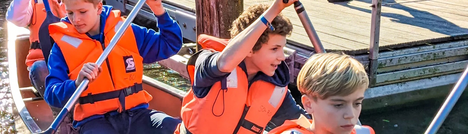 Jungs am Kanu fahren