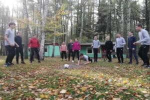 Teilnehmer bei Gruppenspielen draußen