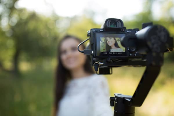 Mädchen lächelt im Filmcamp Annweiler in die Kamera