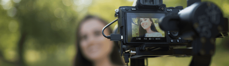 Mädchen lächelt im Filmcamp Annweiler in die Kamera