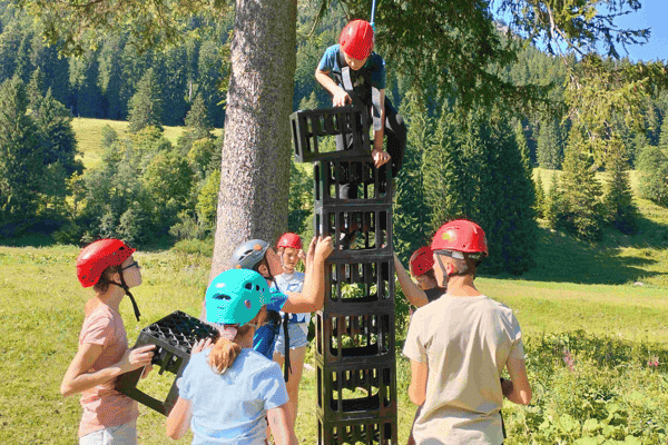 Kinder beim Kistenklettern im Actioncamp mit Englisch