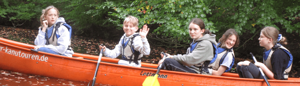 Eine Gruppe Kinder sitzt in einem Kanu