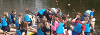Kinder in Schwimmwesten am Ufer