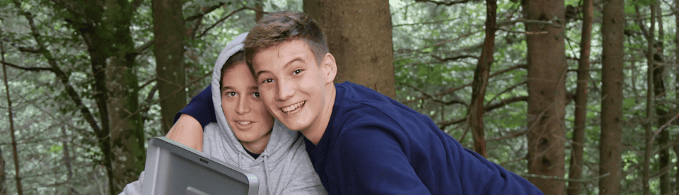 Zwei Jungs nach erfolgreicher Schatzsuche