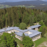 Die Akademie in Regen von oben