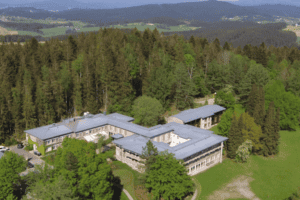Die Akademie in Regen von oben
