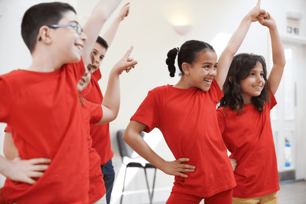 Tanzende Kinder in roten Tshirts