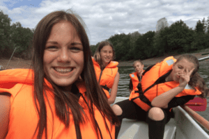 Mädchen im Wassersportcamp mit Englisch
