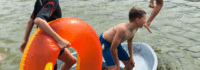 Kinder spielen im See