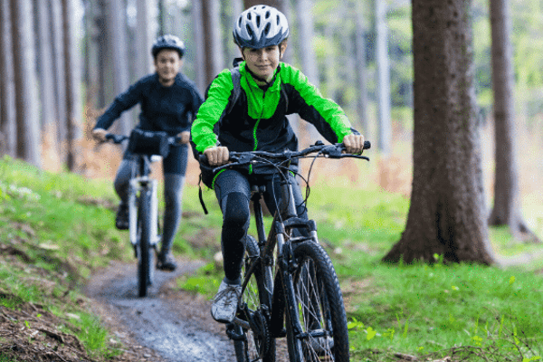 Junge im Wald auf Mountainbike