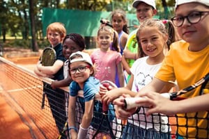 Kinder haben Spaß im Englisch Tenniscamp Berlin