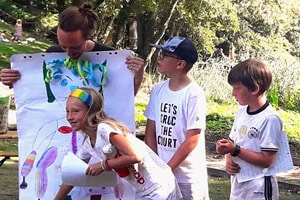 Kinder haben Spaß im Englisch Tenniscamp Berlin