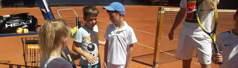 Kinder lernen Tennis im Englisch Tenniscamp Berlin