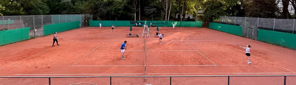 Kinder lernen Tennis im Englisch Tenniscamp Berlin
