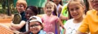 Kinder lernen Tennis im Englisch Tenniscamp Berlin